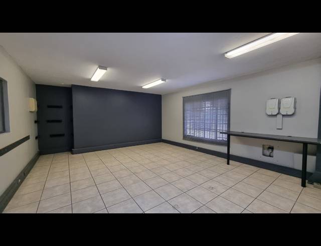 734M² WAREHOUSE TO LET IN JET PARK